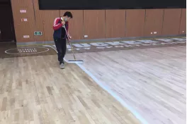 涂刷底漆