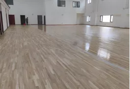 涂刷第一遍面漆