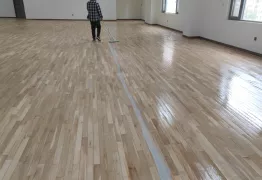 涂刷第一遍面漆